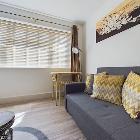 Fabulous Quiet Chelmsford Apartment - Free Parking Bagian luar foto