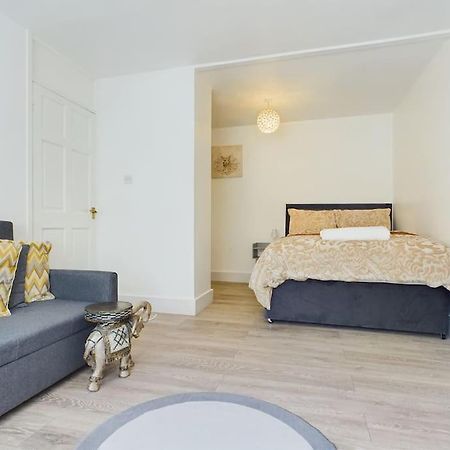 Fabulous Quiet Chelmsford Apartment - Free Parking Bagian luar foto