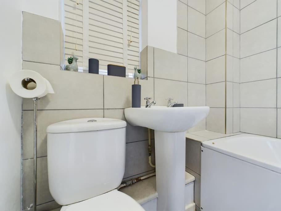 Fabulous Quiet Chelmsford Apartment - Free Parking Bagian luar foto