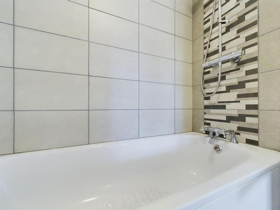 Fabulous Quiet Chelmsford Apartment - Free Parking Bagian luar foto