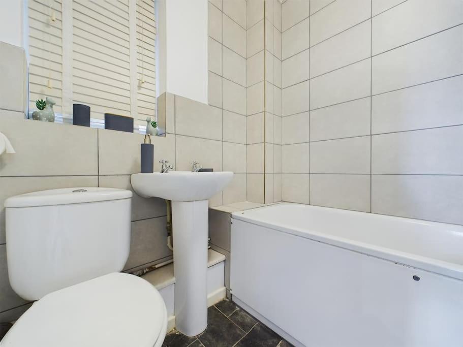 Fabulous Quiet Chelmsford Apartment - Free Parking Bagian luar foto