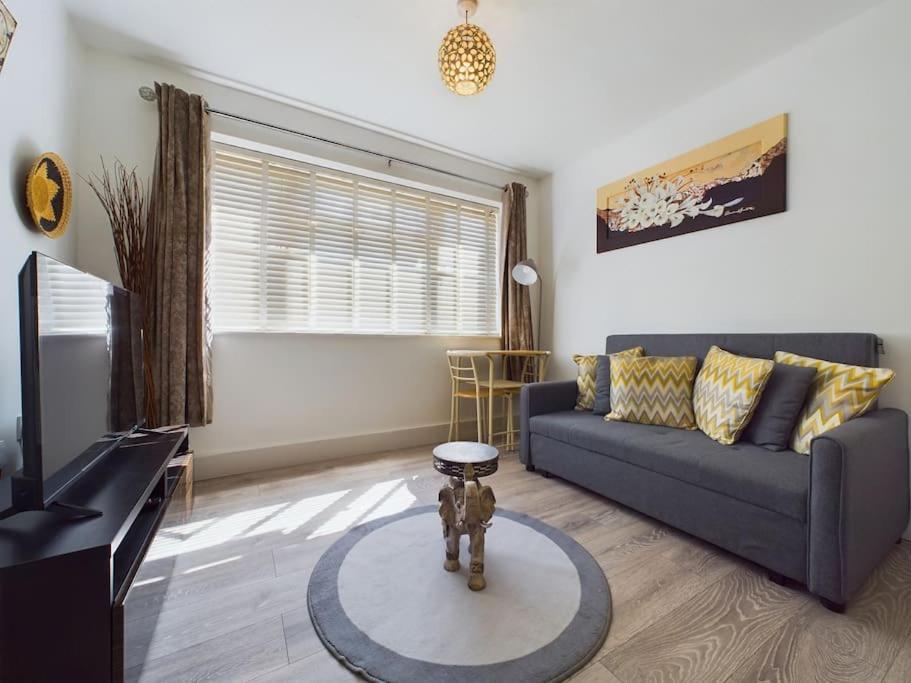 Fabulous Quiet Chelmsford Apartment - Free Parking Bagian luar foto