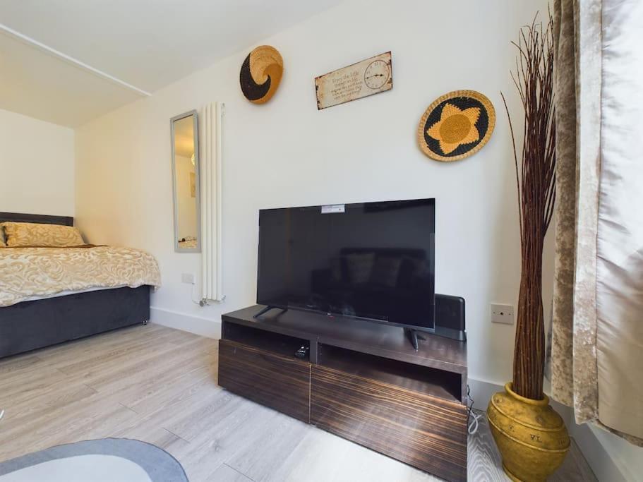 Fabulous Quiet Chelmsford Apartment - Free Parking Bagian luar foto